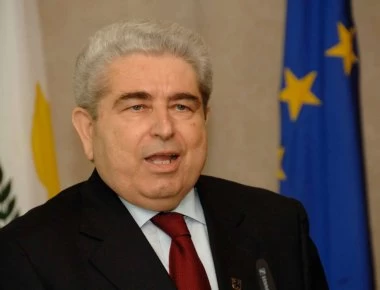 Πλήθος κόσμου στο «τελευταίο αντίο» στον Δημήτρη Χριστόφια (φωτο)